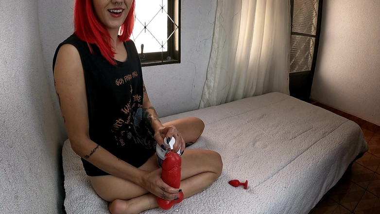 SatanicCandy: Meregangkan pantat kecil saya dengan mainan besar saya untuk kentut...