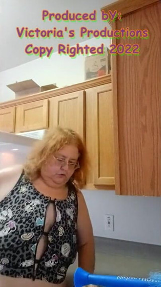 BBW nurse Vicki adventures with friends: Ragazza delle pulizie sudata donnona matura infermiera vicki