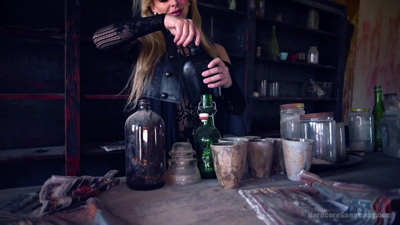 Hardcore Gangbang by Kink: Seks cadısı: cherie deville diztopik sikişte beş sert yarak alıyor