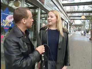 Lucky Cooch: Venkovní rozhovor s blonďatou holkou