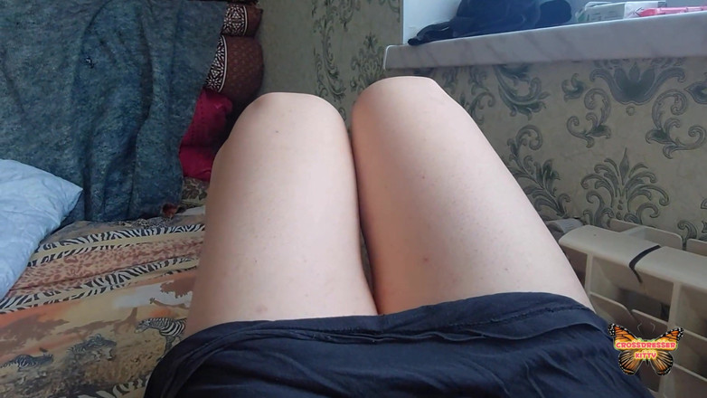 Kitty_Cross: Benen van schattige femboy gladde sexy kont witte travestiet Sissy...