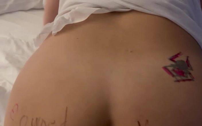 Dominator13: Amateur onderdanige vrouw toont haar lichaam in permanente marker.