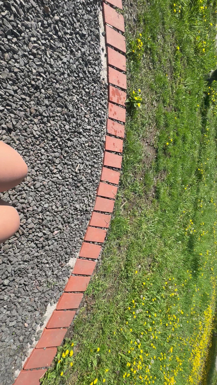 Step Mommy: Sexy Hot Macecha je nadržená a hladí se na lavičce...