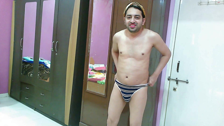 Cute & Nude Crossdresser: bra-thong, heyarbaind aur phlip-phlop men seksi bahan krosadresar phemboy svit...