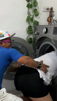 Aku ngeliat pantat adik tiriku yang kaya raya saat dia terjebak di mesin cuci dan aku akhirnya masukin kontol kayaku ke dalam dirinya