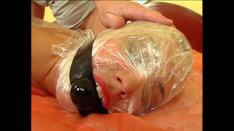 Bizzarre World: 리본으로 묶인 어린 소녀와 본딩 섹스를 하고 공으로 재갈을 묶은 미시 남자