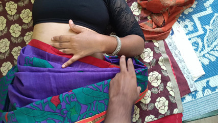 Palani69: Bà nội trợ Saree xanh jerry màu đỏ môi dễ thương