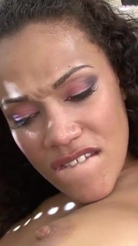 Cassidy má mezirasový anální sex a saje sperma