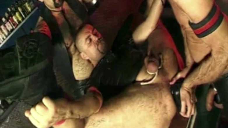 Crunch Boy: Fisting da un sexy tizio dominante a Barcellona