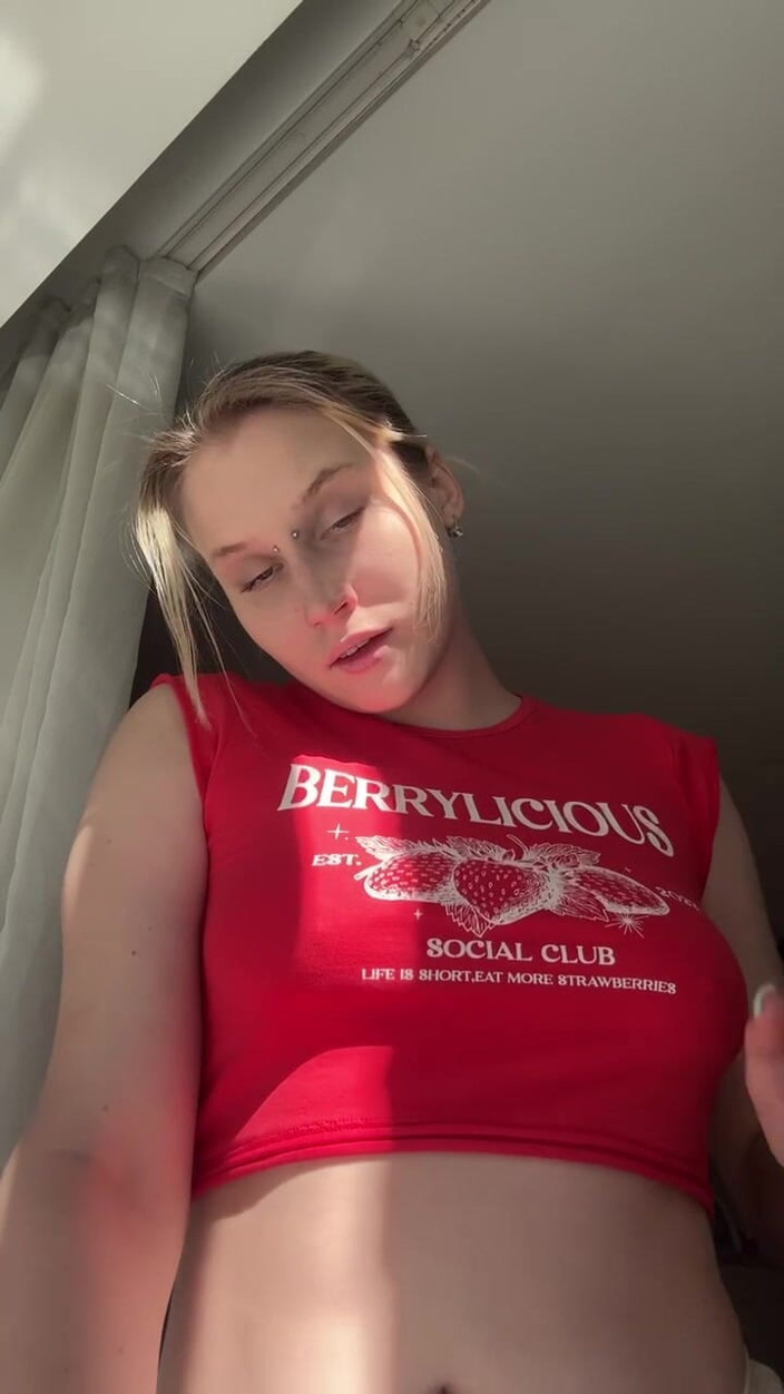MertyXXX: Торкнись мене знизу, поки я курю