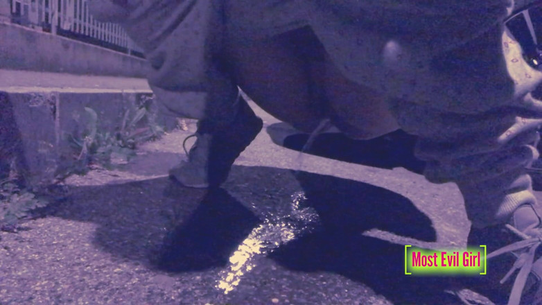 Most Evil Girl: Ragazza da sola di notte in un parcheggio abbassa i...