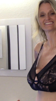 La miLF è sexy in lingerie nera