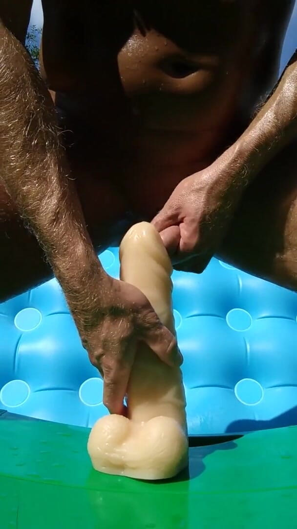 Latex Toys: モンスターチンポに乗って