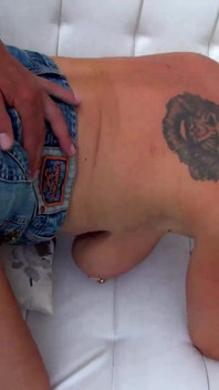 Pirsingli amcık orta yaşlı seksi kadın sert sikiliyor