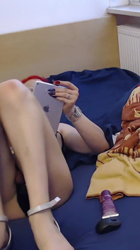 Tranny tóc đỏ nóng bỏng chơi với chính mình