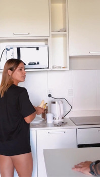 Ngoại tình với người bạn Argentina mới của anh ấy