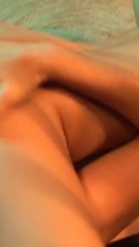 Un angelo biondo che squirta e una bruna asiatica si divertono a letto lesbico
