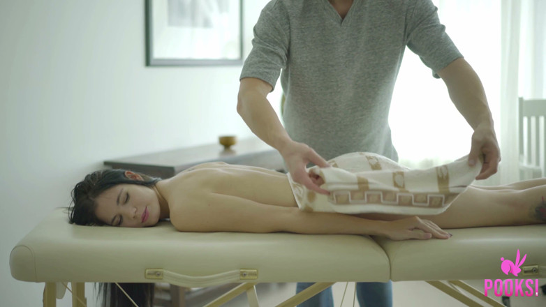 Pooksi: Geile studente Sadie neemt dikke schacht in een happy end-massage!