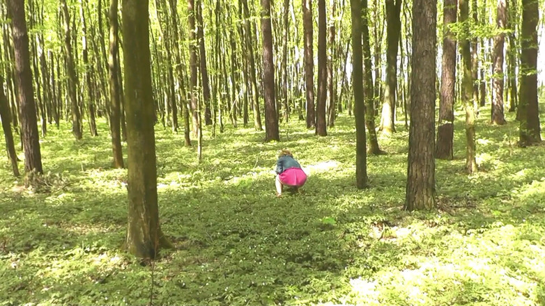 XXX-Platinum: Milf sexy rubia sin bragas recogiendo flores de primavera en...