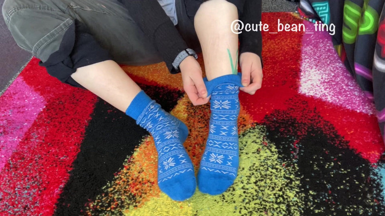 Alice Bean: Bean se quita los calcetines