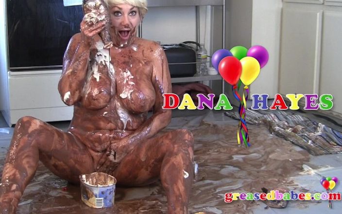 Greased Babes XXX - Greasy Tits and Oiled Asses: Dojrzała blondynka Z dużymi piersiami i dużym tyłkiem Dana Hayes...