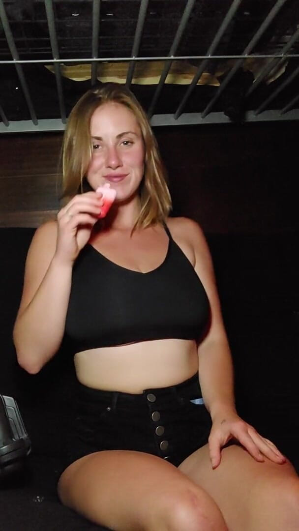 April Sparx: หน้าอกใหญ่ เอวเล็กจิ๋ว