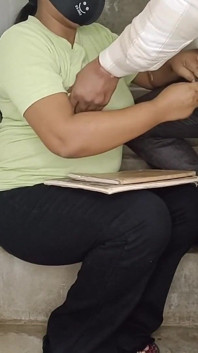 Profesor de informática folló a estudiante en la clase por las escaleras