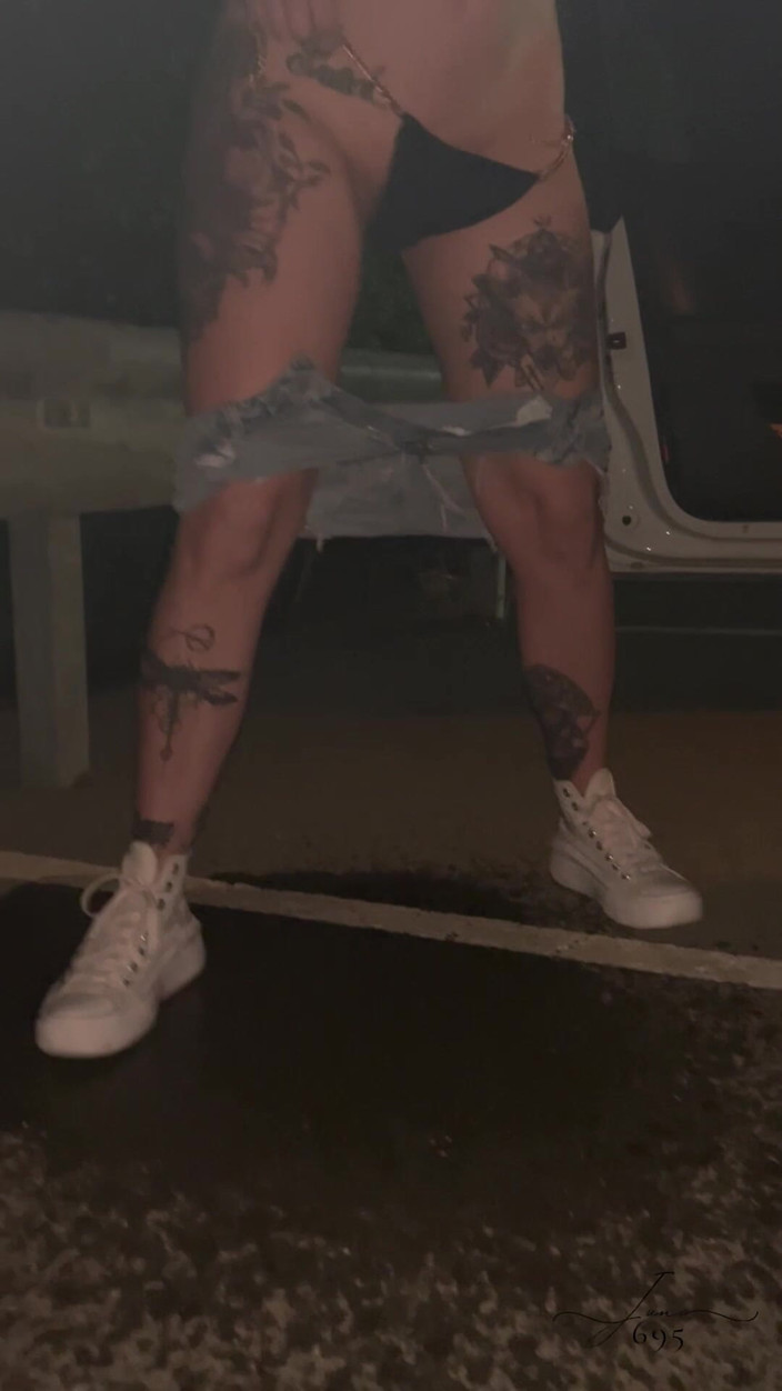 June695: Zlatá sprcha v ulici