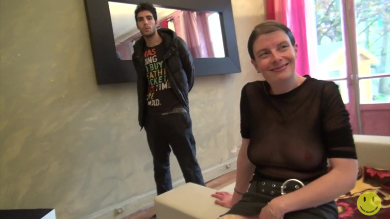 French Amateur Porn: Sylvie en pequeña orgía