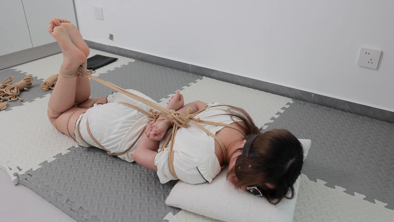 Cute girl bondage: Mi novia fue atada y atada con una cuerda, experimentó...