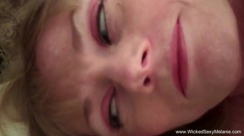 Wicked Sexy Melanie: Doamnă blondă excitată este futută și suge pula în perspectivă la persoana 1