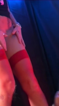 Delta White, bombasse porno blonde à gros nichons, est une pute de rue à la recherche d’une grosse bite blanche pour sucer et baiser
