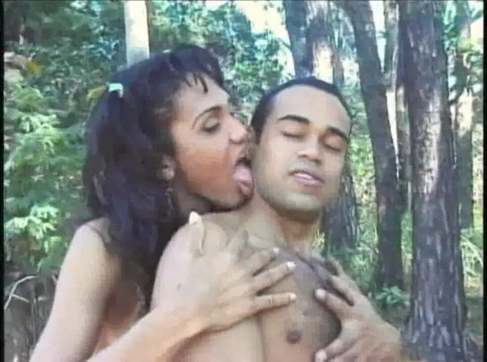 Shemale videos: Une trans se fait baiser par un latino dans la...