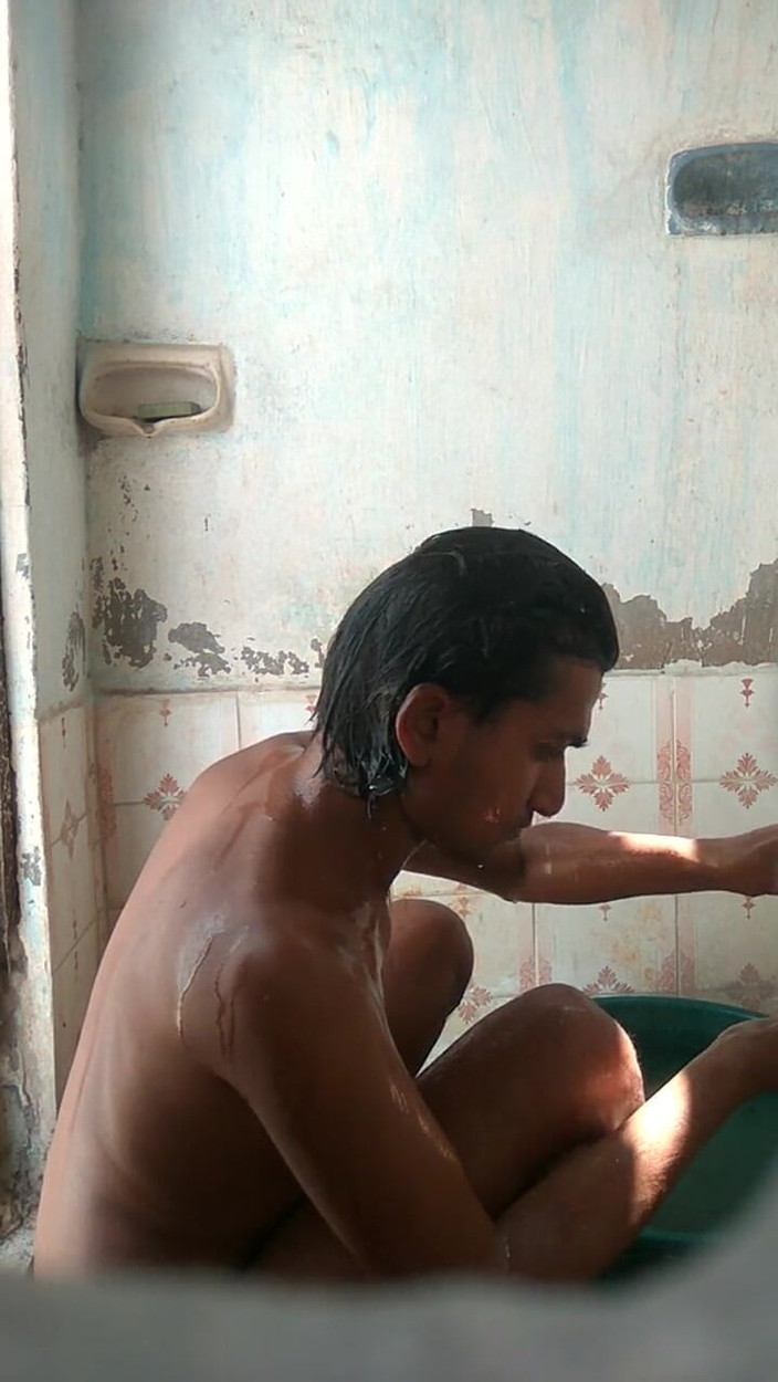 Mukesh Solanki: Bilik mandi di luar