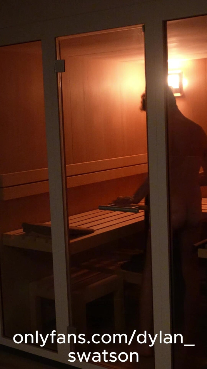 Dylan Swatson: Kijken naar saunajongen die een sauna neemt en masturbeert