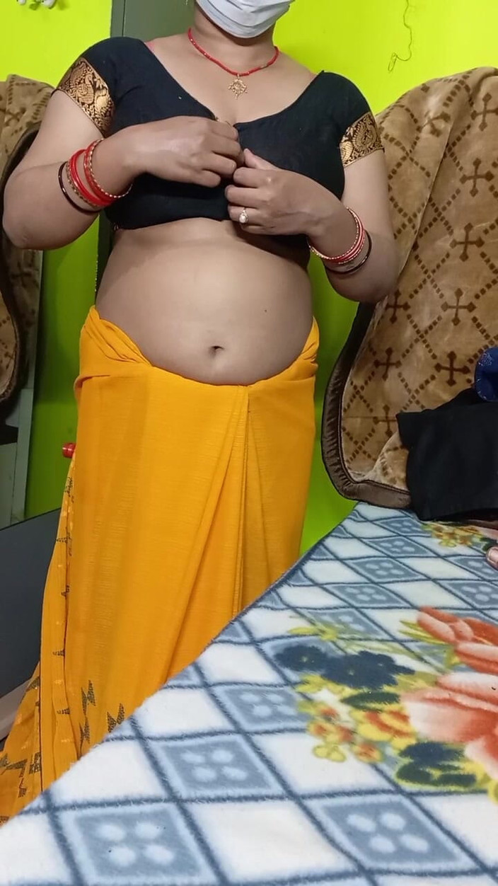 Manjushukla: Indian Beautiful Bhabhi Removing Her Sari.