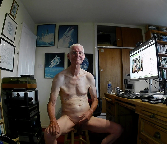 bigears: Live Chat and Cum-show