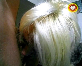 German's MILF: जर्मन सुनहरे बालों वाली milf(चोदने लायक मम्मी) को तीन लोगों वाली चुदाई में बड़ा फेशियल मिला