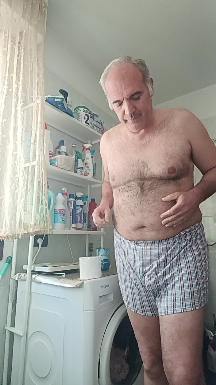 Setesesso7: A Cumshot in the Bathroom Before Going Out