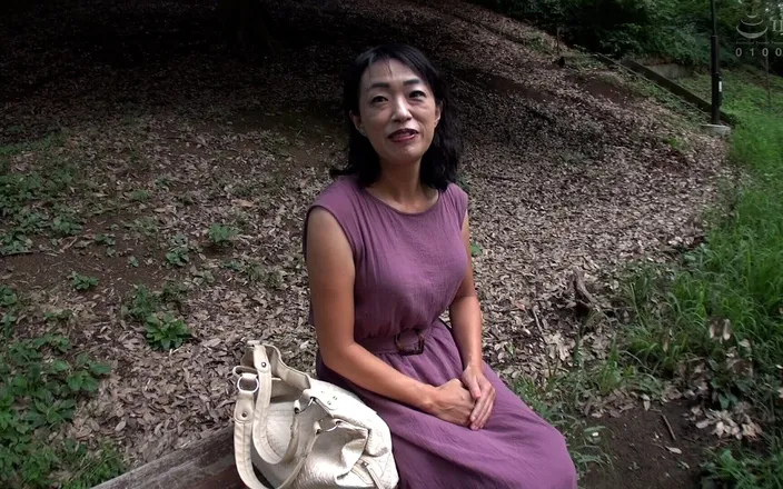 MBM3988: H053G04 A plain 60th birthday mature woman is a shaved pussy!...