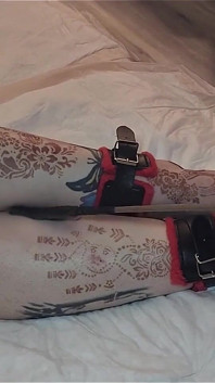 Frumoasa mea dimensiunea 13 femei picioare și picioare lungi fiind biciuite și biciuite cu o centură și decupa în timp ce sunt legate, împreună cu manacles