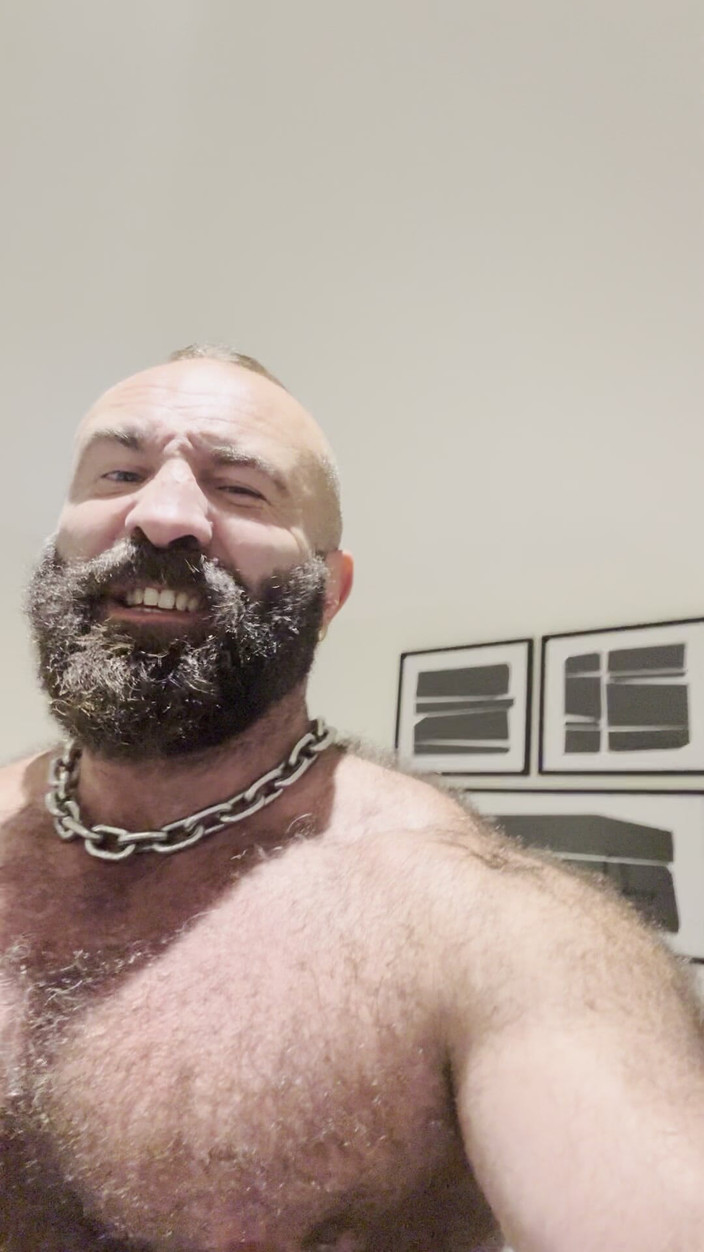 Tyler Rex: Un orso muscoloso verbale masturba il suo grosso cazzo con...