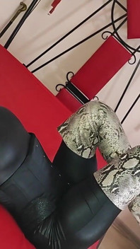 Catsuit de pvc, botas diferentes, garganta profunda