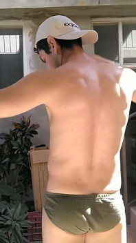 Pohledný muž Předvádí sexy tělo ve Dvoře
