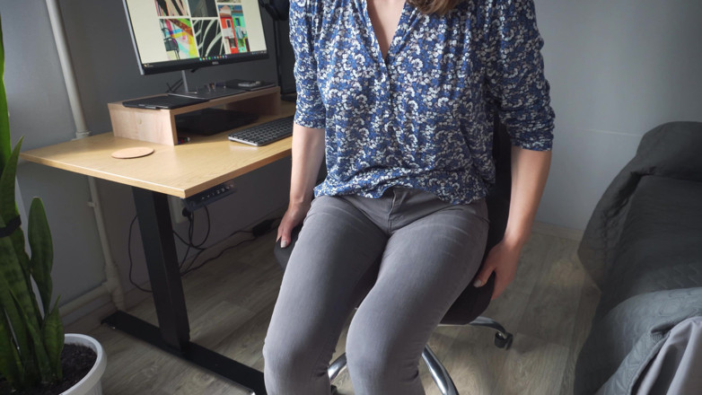 Teasecombo 4K: Naughty Colleague Seduces You with Camel Toe in Tight Jeans