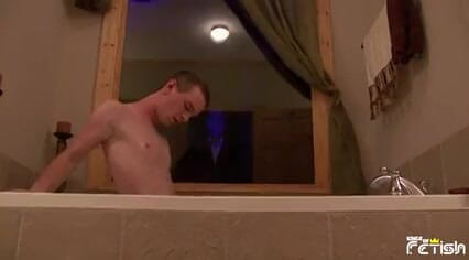 Gay Diaries: Pria sange lagi asik mainin kontolnya di bak mandi sambil...