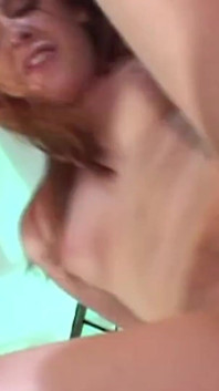 La ricerca del suo cucciolo smarrito finisce con la sventola dai capelli rossi che fa un anale hardcore sulla telecamera
