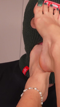 4K Foot Worship and Foot Gagging From Hot Blonde Goddess with Long Green Toenails