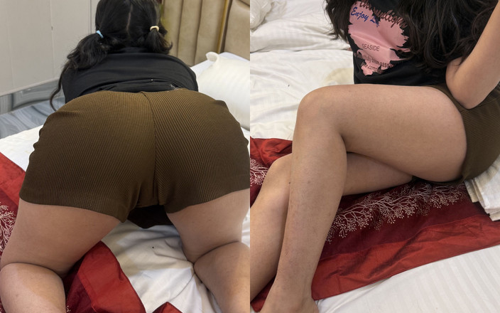 wildDesipair: Stiefschwester beim masturbieren im zimmer erwischt