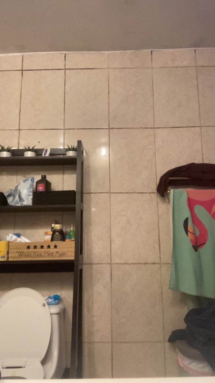 Chubbytits16: Ho bisogno di un uomo che mi doccia e gioca...
